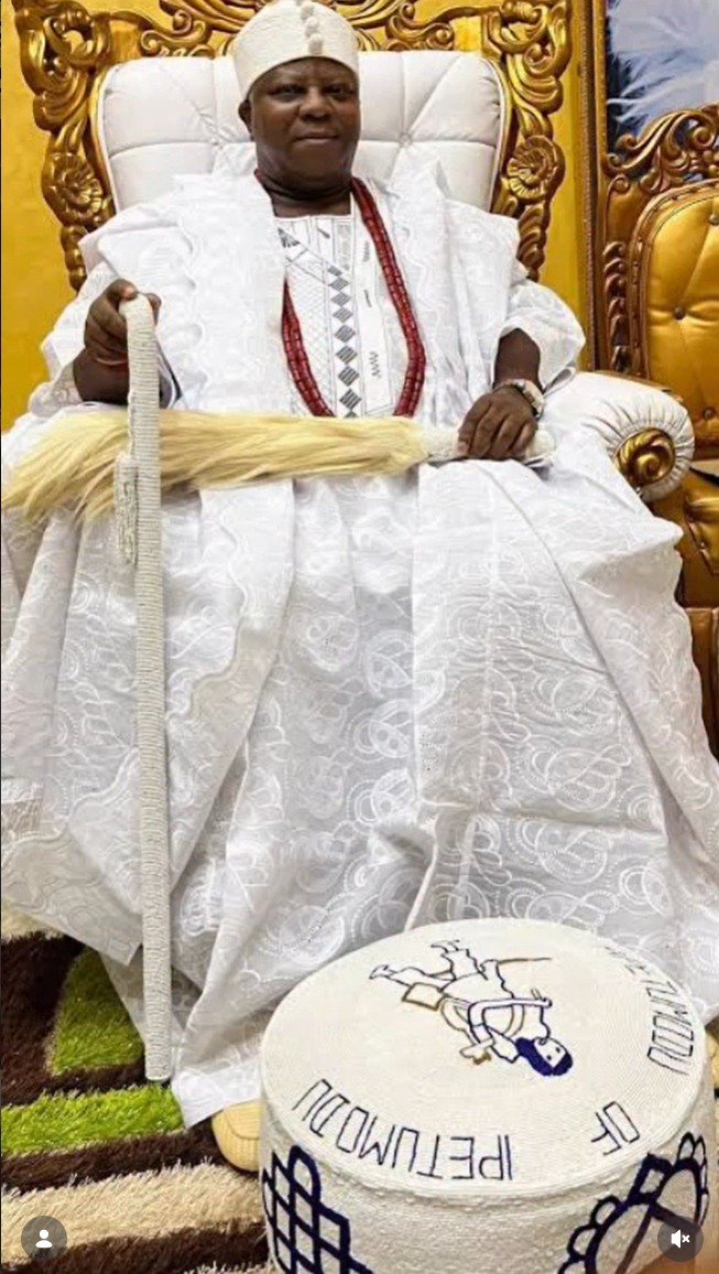 Gov Adeleke Dethrones Oba Gbenga Oloyede