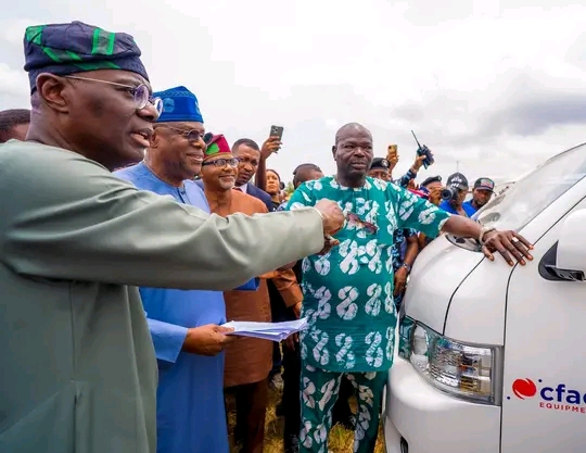 Faleke Distributes 2 Coaster Buses, 50 Hummer Buses, 50 Mini Buses, 20 Toyota Cars In Empowerment Scheme