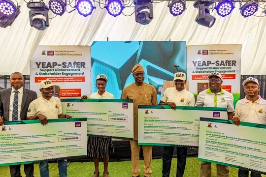 Makinde Disburses N1.5bn To 1,000 Beneficiaries For Agribusiness