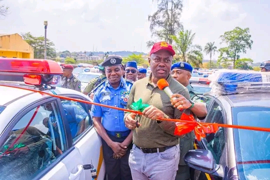 Makinde Distributes Modern security Vehicles To Police, DSS, Amotekun