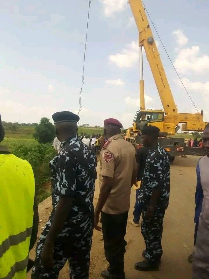 FRSC Searches For Missing Passengers As Car Plunges Into River on Kaduna-Abuja Expressway